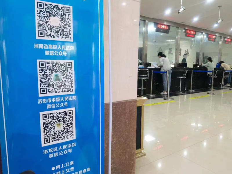 上海刑辯律師來講講以簽訂出國協(xié)議書為名騙取他人錢財?shù)男袨槿绾味ㄐ? src="/uploads/76/533.jpg"/></p>
<p>
　　一、行為特征和手段的定性
</p>
<p>
　　以簽訂出國“聘請顧問協(xié)議書”為名騙取他人錢財?shù)男袨橥ǔ＞哂幸韵绿卣骱褪侄危?</p>
<p>
　　欺騙手段：犯罪嫌疑人通常冒充合法的聘請顧問，通過虛假宣傳、偽造證件或以其他欺詐手段誘導受害人相信其信譽和專業(yè)性。
</p>
<p style="TEXT-ALIGN: center"><img alt=