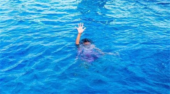 男子假裝自殺后女友為救人而溺水身亡，男子獲